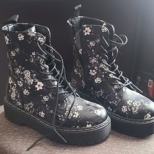 Boots black with flowers